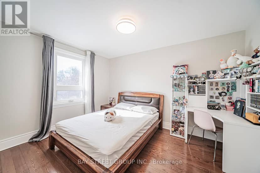 277 Lawrence Avenue E — photo 17 of 32
