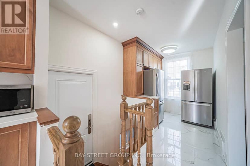 277 Lawrence Avenue E — photo 23 of 32