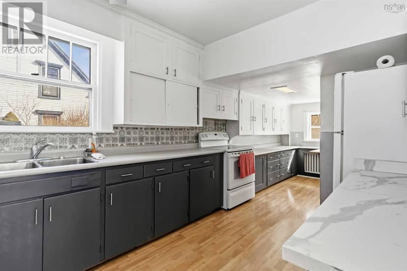 41 Alexandra Avenue — photo 16 of 40