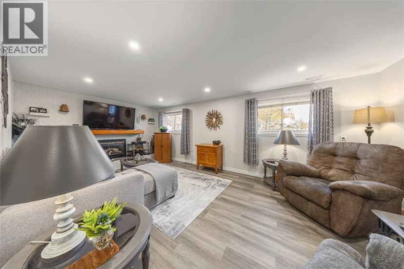 671 Nelson Street — photo 16 of 31