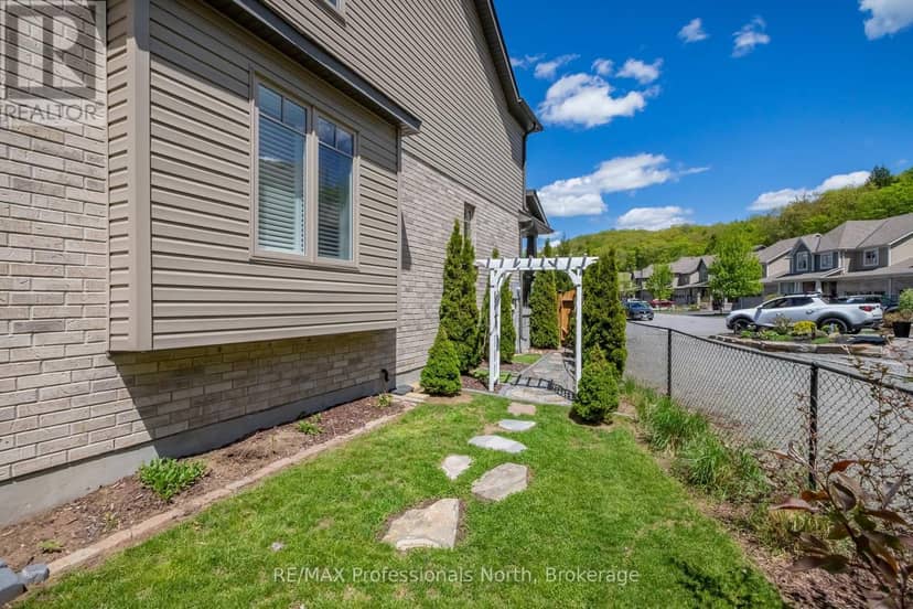 36 Spalding Crescent — photo 14 of 40