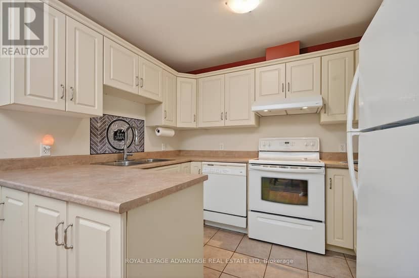 61 Van Horne Avenue — photo 10 of 33