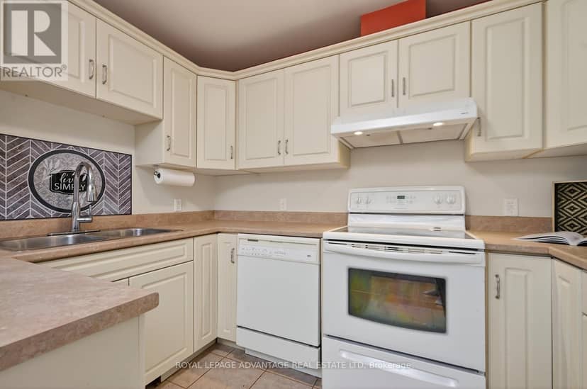 61 Van Horne Avenue — photo 11 of 33