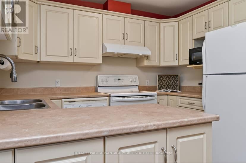 61 Van Horne Avenue — photo 12 of 33
