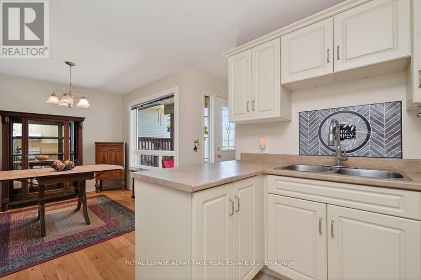 61 Van Horne Avenue — photo 13 of 33