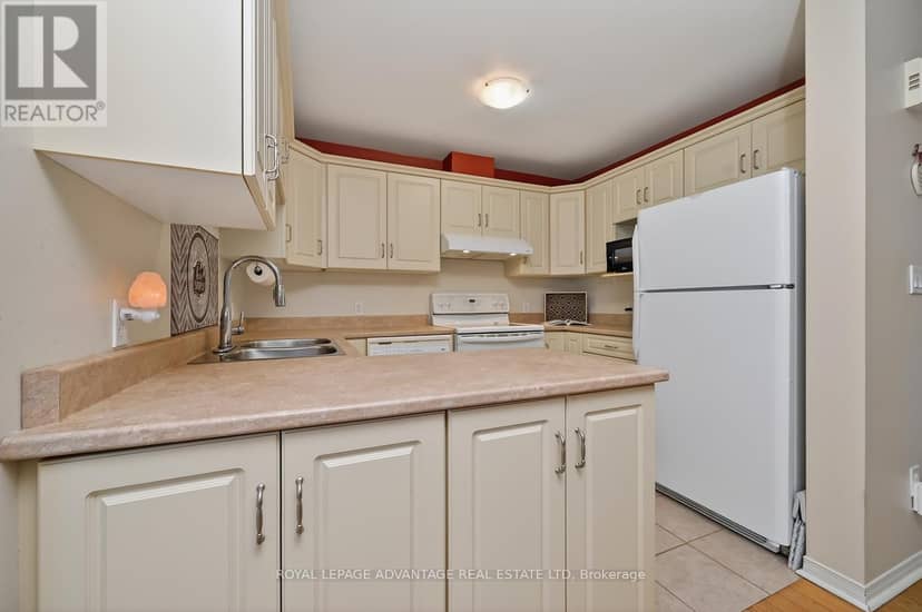 61 Van Horne Avenue — photo 8 of 33