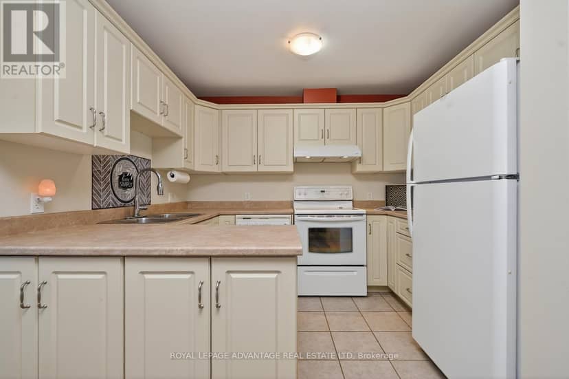 61 Van Horne Avenue — photo 9 of 33