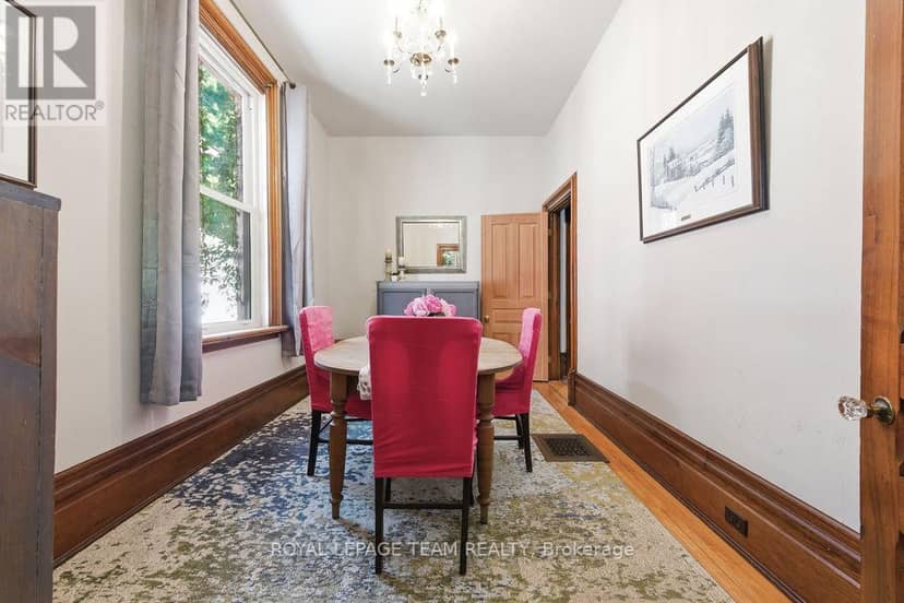 241 John Street N — photo 14 of 40