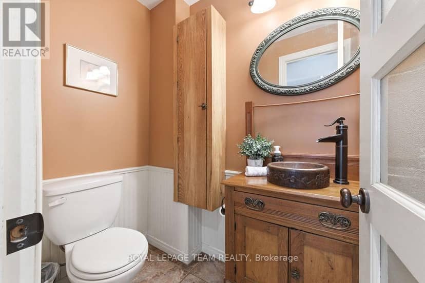 241 John Street N — photo 16 of 40