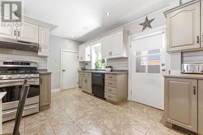 241 John Street N — photo 20 of 40