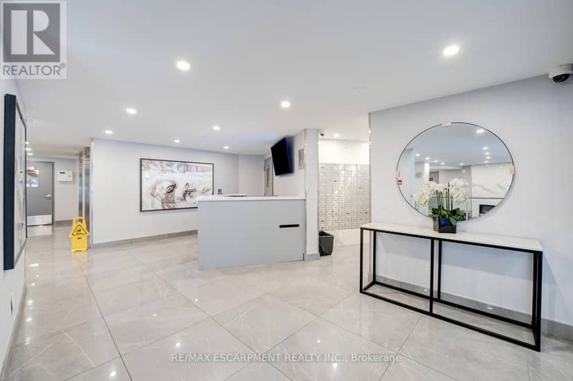 206 - 10 Edgecliff Golfway — photo 4 of 33