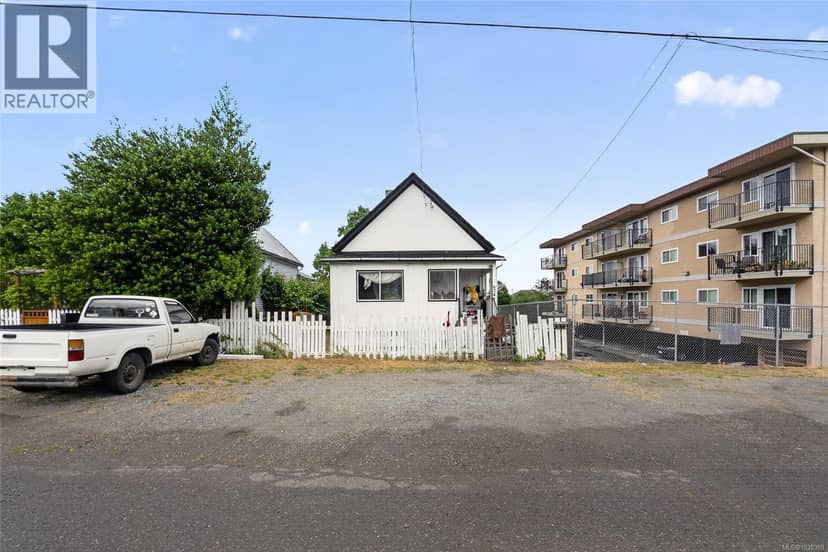 674 Farquhar St — photo 1 of 5
