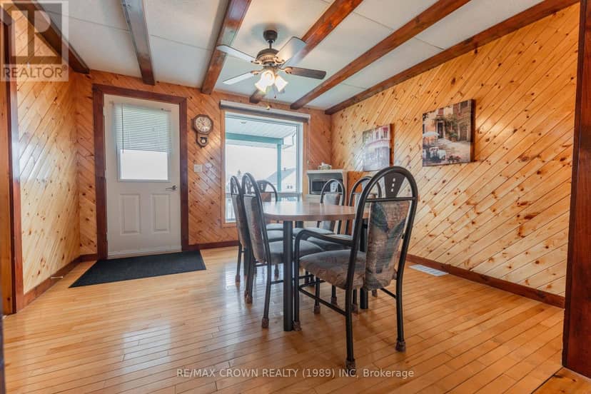 32 Frontenac Crescent — photo 7 of 40