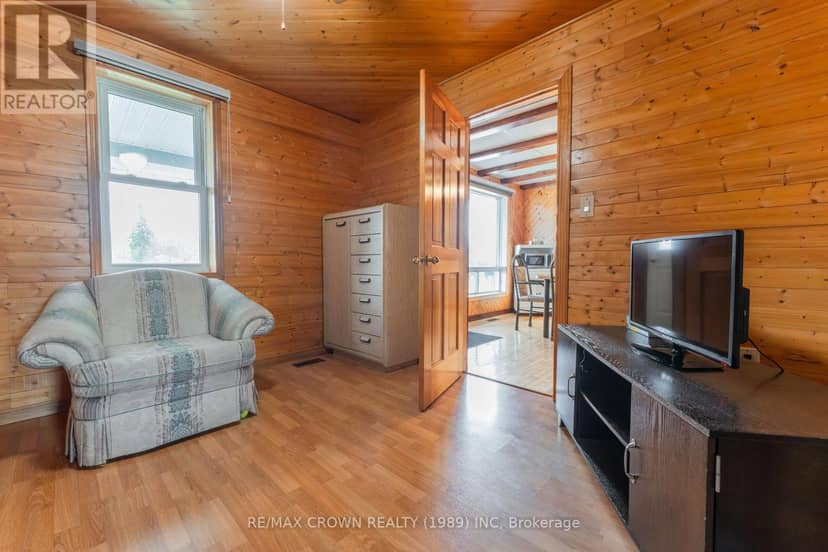 32 Frontenac Crescent — photo 9 of 40