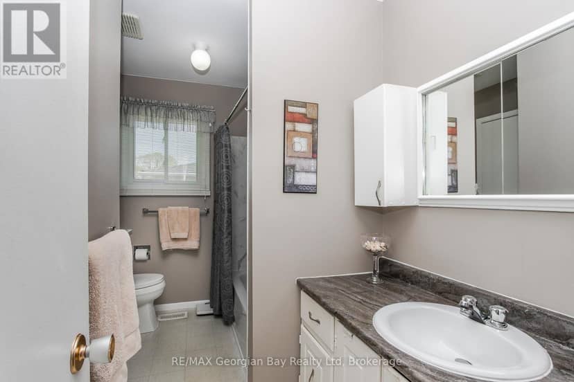 1010 Glen Eagles Crescent — photo 11 of 24