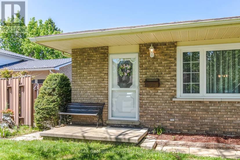 1010 Glen Eagles Crescent — photo 4 of 24