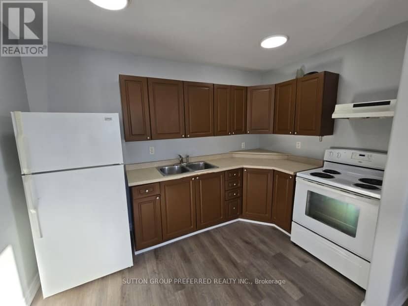 453 Bathurst Street — photo 4 of 19