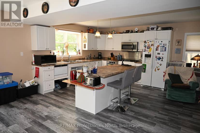 103 St Lawrence Street W — photo 4 of 40