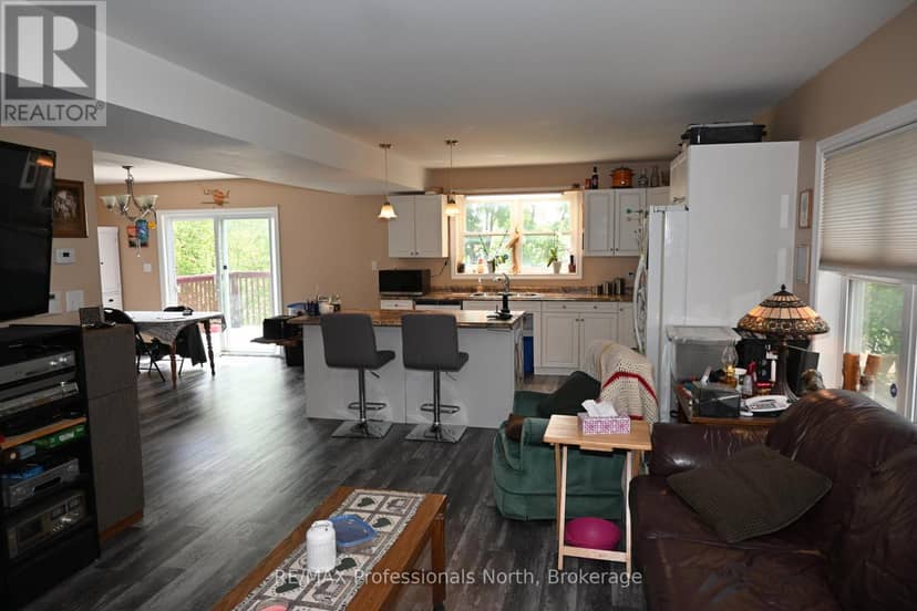 103 St Lawrence Street W — photo 6 of 40