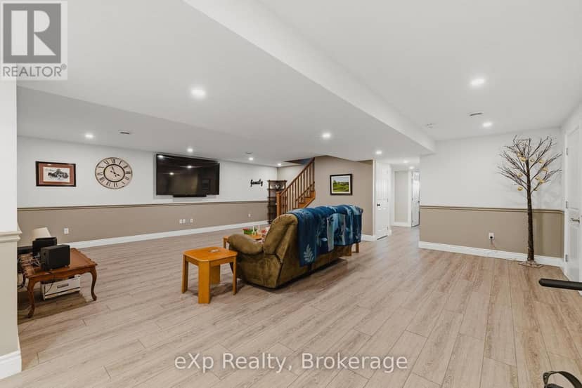 100 Harris Crescent — photo 32 of 40