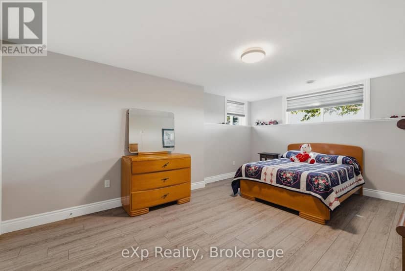 100 Harris Crescent — photo 34 of 40