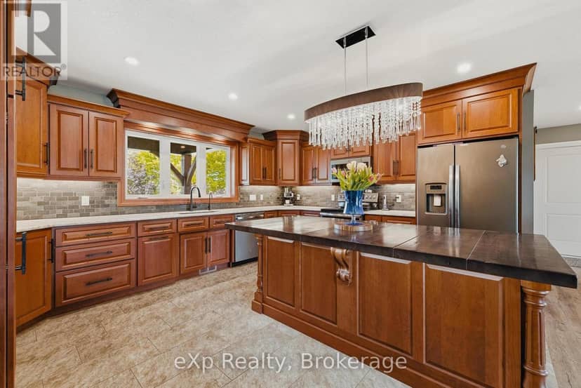 100 Harris Crescent — photo 7 of 40