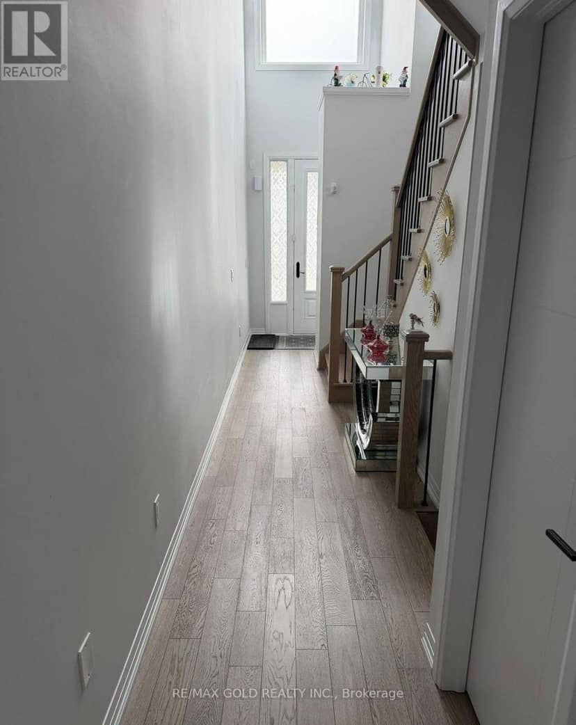 109 Silverwood Crescent — photo 2 of 14