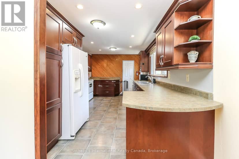 33 Parkwood Drive — photo 14 of 40