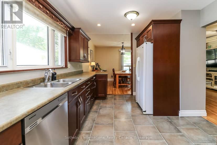 33 Parkwood Drive — photo 18 of 40