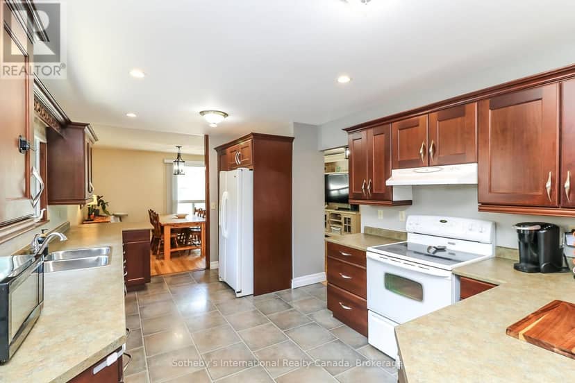 33 Parkwood Drive — photo 19 of 40