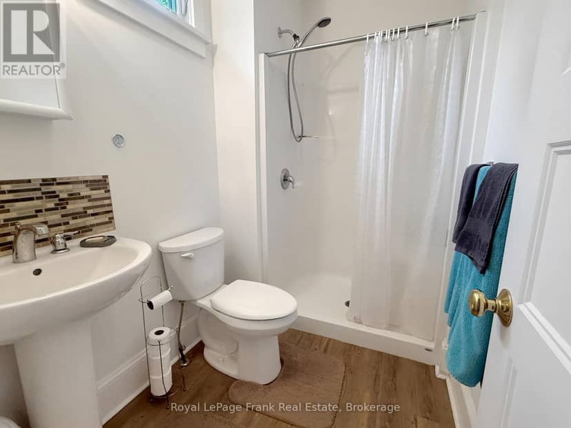 209 - 50 Hollow Lane — photo 18 of 40
