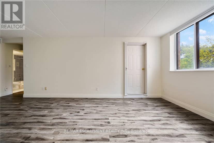 211 - 3499 Upper Middle Road — photo 14 of 40