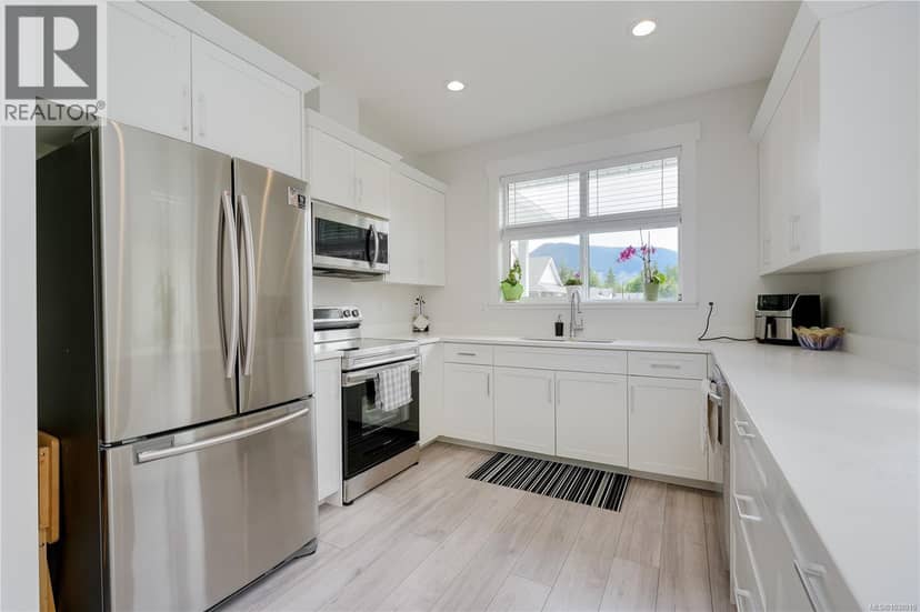 38 300 Grosskleg Way, Lake Cowichan