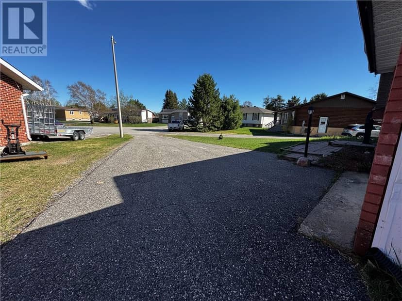 14 Lynne Court — photo 2 of 13