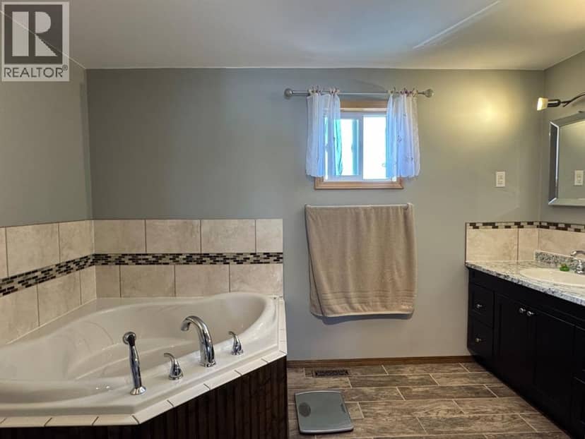 4631 54 Street — photo 15 of 40