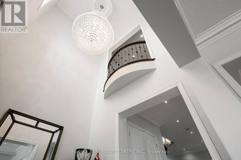 128 Copeland Crescent — photo 3 of 40