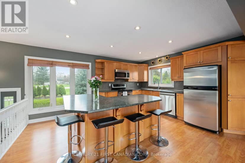 2720 Catherine Street — photo 4 of 39