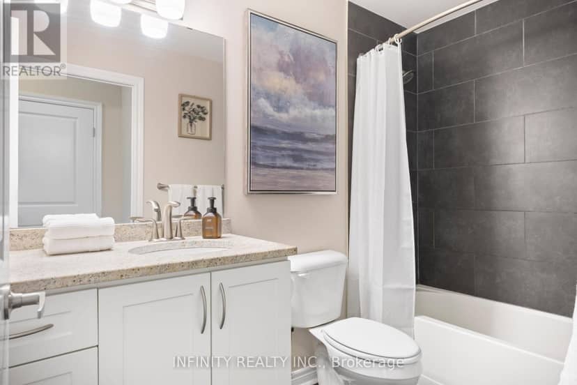 1005 - 330 Ridout Street N — photo 20 of 38
