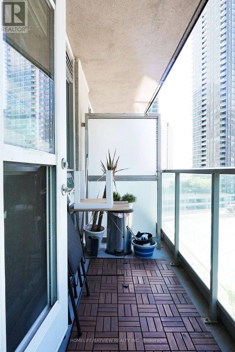 915 - 18 Yonge Street — photo 14 of 33