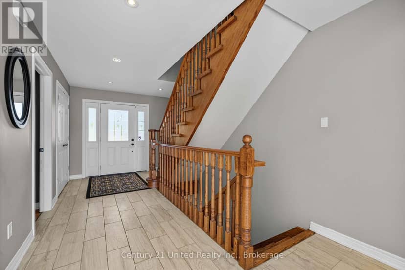 825 Southview Drive — photo 3 of 40
