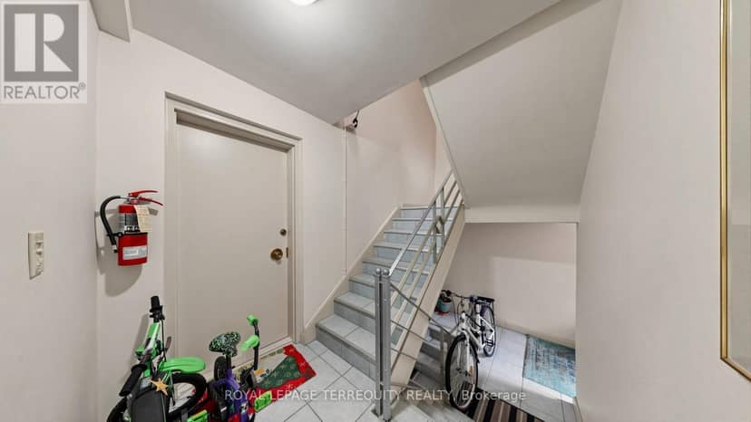 321 Lakeshore Road E — photo 13 of 40