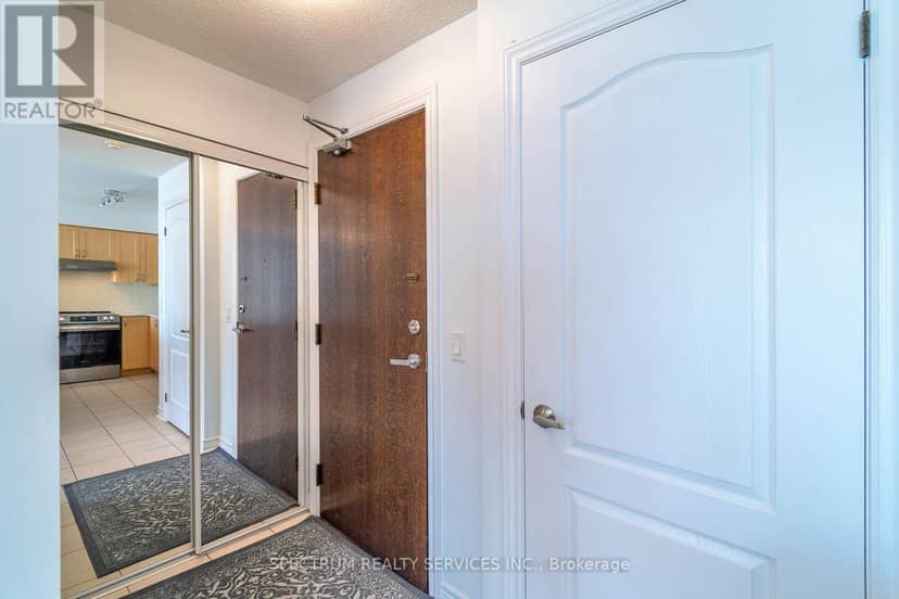 904 - 15 North Park Road — photo 7 of 40