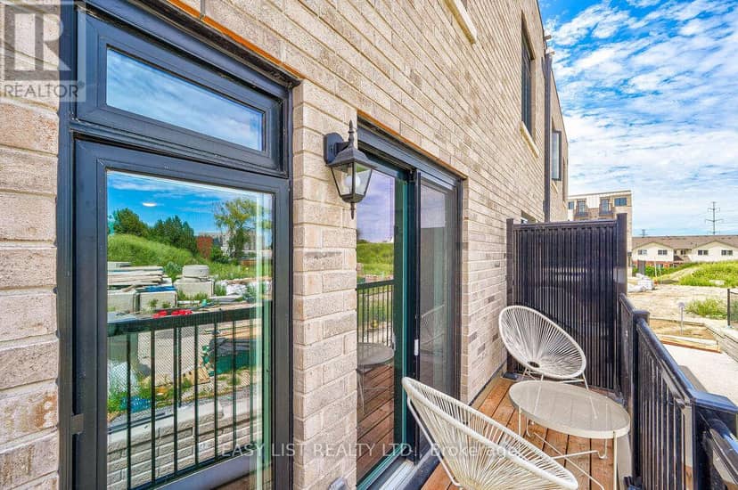 27 Spruce Pines Crescent — photo 4 of 21