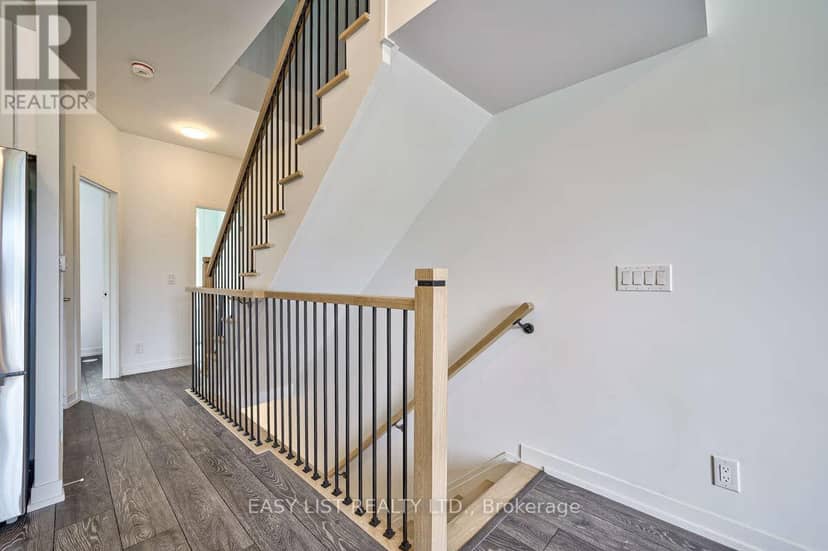 27 Spruce Pines Crescent — photo 5 of 21