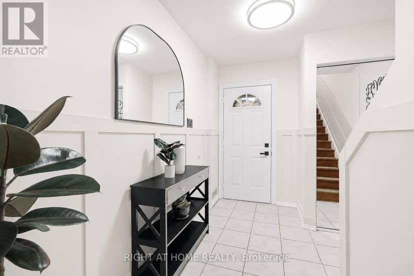 216 Fleetwood Crescent — photo 2 of 40