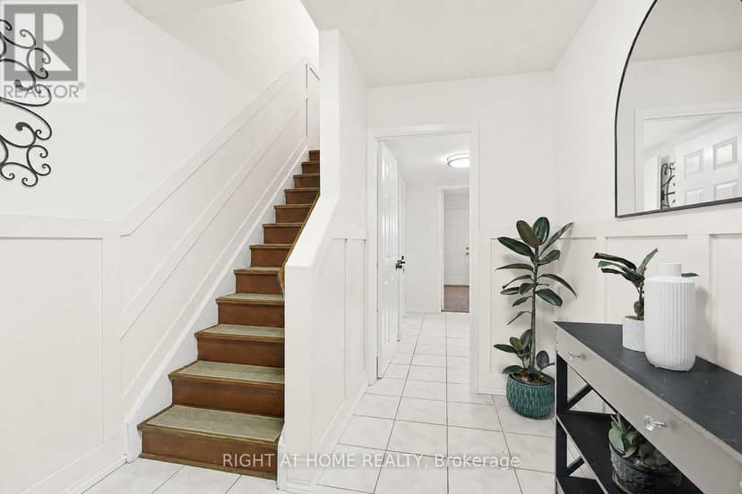 216 Fleetwood Crescent — photo 3 of 40