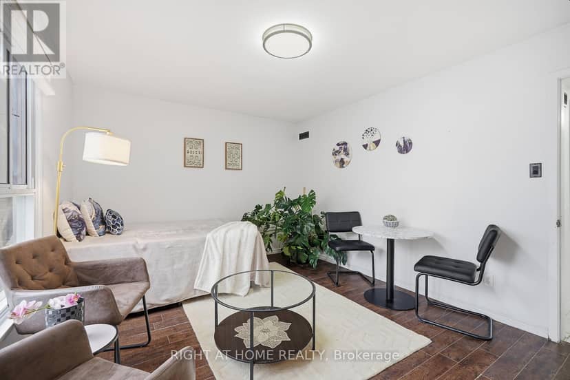 216 Fleetwood Crescent — photo 31 of 40