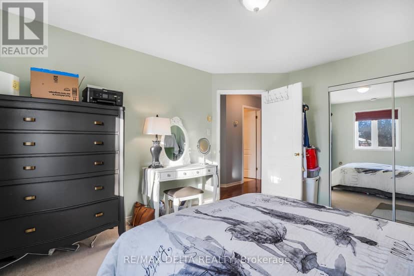 208 - 2927 Laurier Street — photo 18 of 24