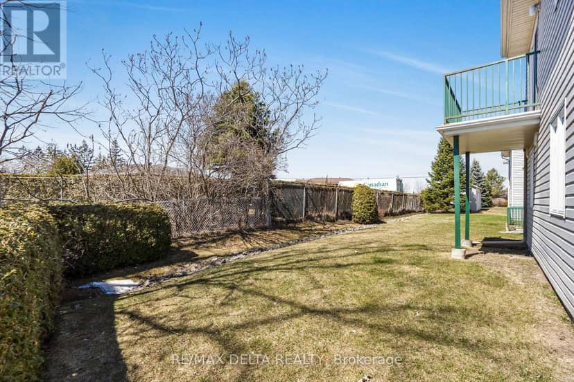 208 - 2927 Laurier Street — photo 23 of 24