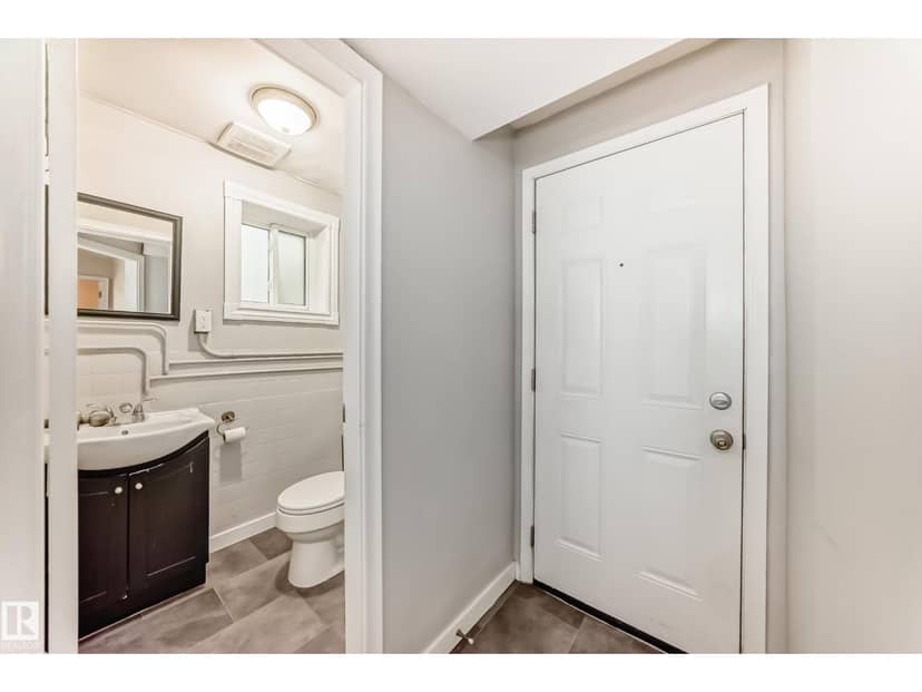 7723 81 AV NW — photo 37 of 40